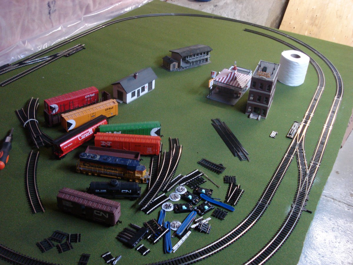 CrazySpence's tweet photo. FB memories just reminded me I got back into model railroading 11 years ago so here’s a couple pics of that first kick at the can. #modelrailroad #modeltrains #ChessieSystem https://t.co/mjKxDcWbks