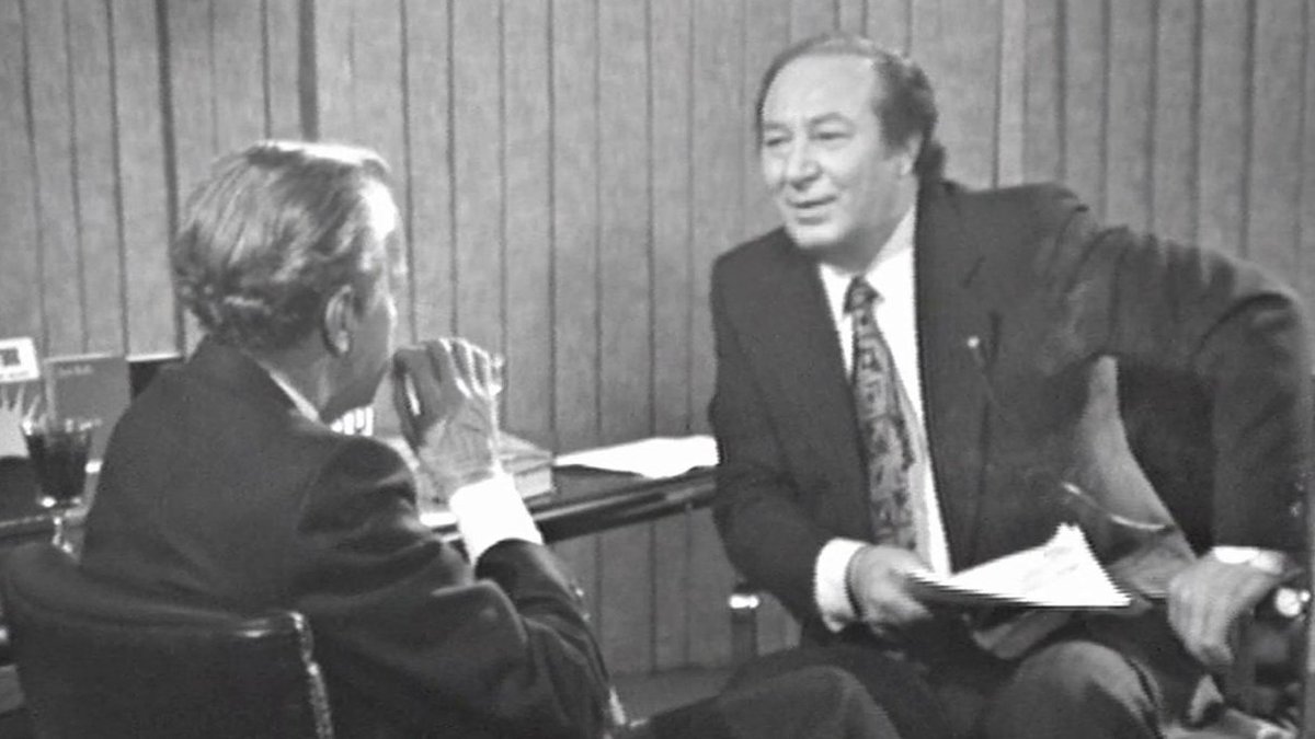Impres_TVE's tweet photo. Nuestro #Imprescindibles de mañana, Juan Rulfo, fue un hombre misterioso y enigmático. Pero a pesar de que se prodigaba poco en los medios, dos de sus mejores entrevistas las concedió en España: a Joaquín Soler Serrano en 1977 y a Mercedes Milá en 1983. https://t.co/itak8MVuY9