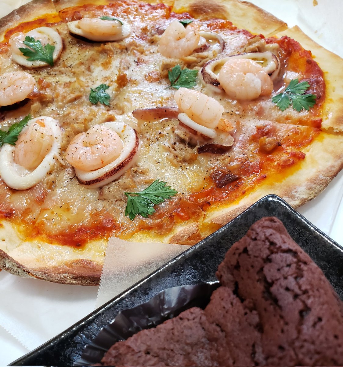 NekononawaRin's tweet image. Dining &amp;amp; Cafe #2co さんの
自家製 #シーフードピザ 🍕✨
濃厚な #ガトーショコラ 🍫✨
美味しくいただきました 😊☕

#新発田市 #テイクアウト #ニコ
#飲食店 🥂  #新発田商店街 
#今・得テイクアウトプラン 🚙‥