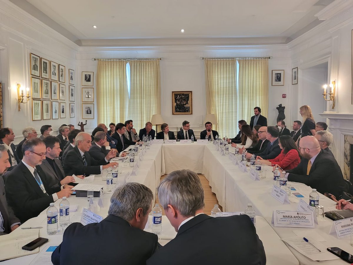 mrmartingonzalo's tweet photo. Junto con empresarios e instituciones Argentinas en @ARGinUSA con el apoyo de @JorArguello @PromocionARG Presentamos los proyectos que estamos realizando en el Norte Argentino @solar54ar  @fansatargentina ante representantes de la industria Aeroespacial y Satelital de USA🇺🇸 👏👏 https://t.co/VnkQVrWJwX