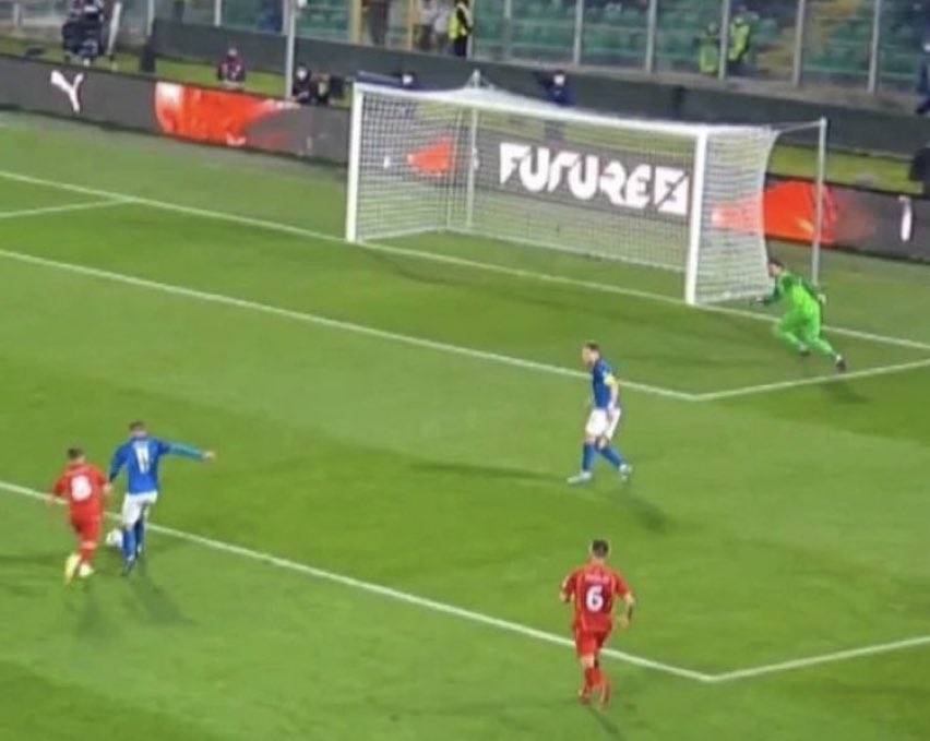 CryptoBR94's tweet photo. @SkySport attimo censurato dall ITALIA intera ieri. PARLATENE, BAGGIO sbaglió un rigore è ancora se ne parla! NO CENSURA NO CENSURA NO CENSURA https://t.co/MNWnvXLMlE