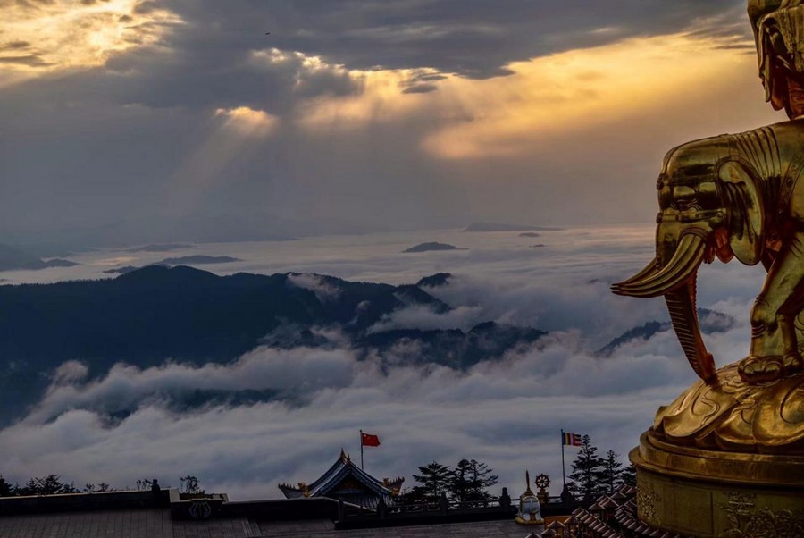 XinhuaChinese's tweet photo. 春和景明，万物复苏
峨眉山迎来春雨初霁的一场云海
站上金顶，任春风拂面
静静地聆听…… https://t.co/3xIbrKejEK