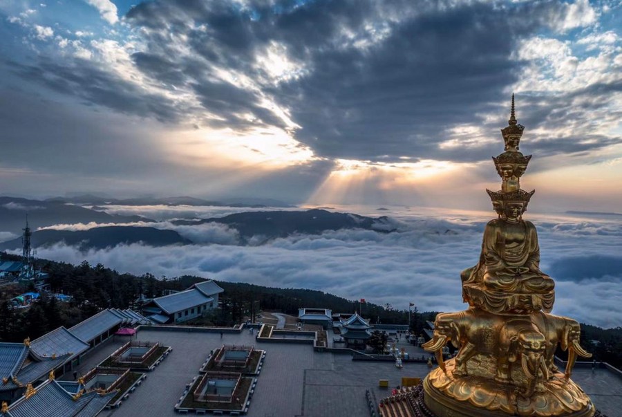 XinhuaChinese's tweet photo. 春和景明，万物复苏
峨眉山迎来春雨初霁的一场云海
站上金顶，任春风拂面
静静地聆听…… https://t.co/3xIbrKejEK