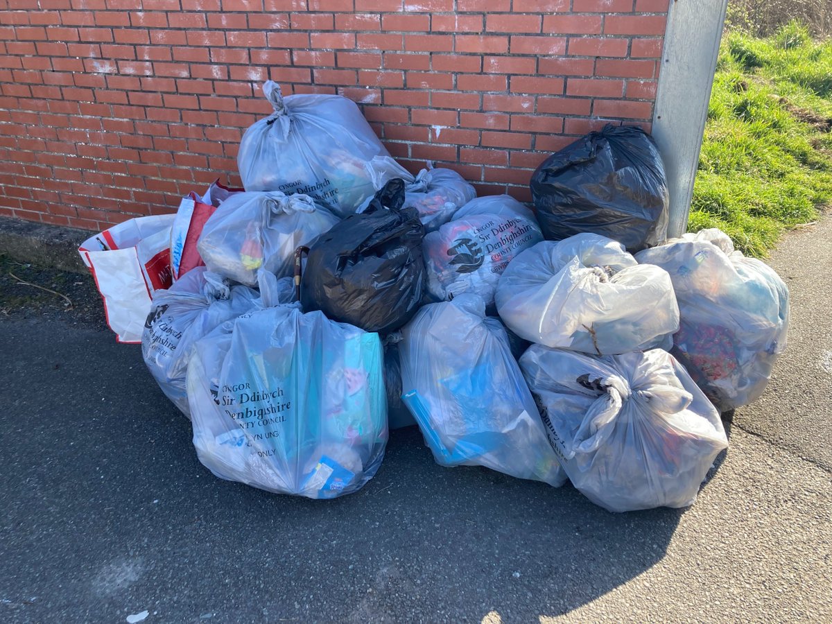 #CommunityPayback assisted after the local Council asked if a group could clear some fly-tipping between a residential area and Coleg LLandrillo, Rhyl, Denbighshire. 18 bags of rubbish were collected #SpringCleanWeek