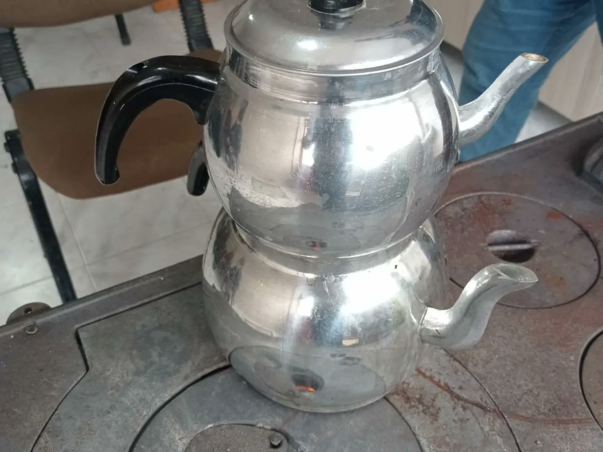 Cuma günü halk günümüzde teşkilatımızı ziyaret eden hemşehrilerimiz ile sohbet edip istek ve arzularını dinledik. Çay ikram ettik.