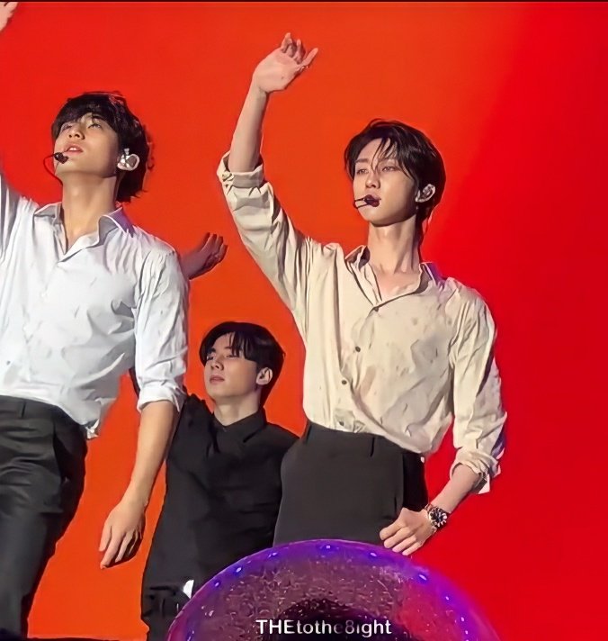 THE8CE's tweet photo. NO COZ THE DANCER AT THE BACK IS ALSO HANDSOME.. https://t.co/OLvGwewZJx