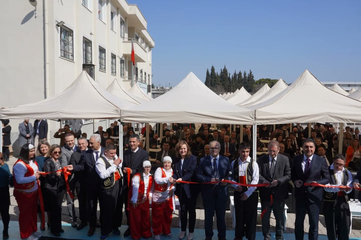 gaziemir_mem's tweet photo. Geleceğin Özel Çocuklarının Eğitimi Projesi  (GÖÇEPİ) kapsamında ilçemiz okullarından Şehit Murat Koç Özel Eğitim Uygulama Okulu'nda projenin kapanış ve atölyelerin açılış töreni yapıldı. @izmir_ilmem @MucahitYentur @OGNDERSE @ShtEgt https://t.co/Yk0Z9ruzXZ