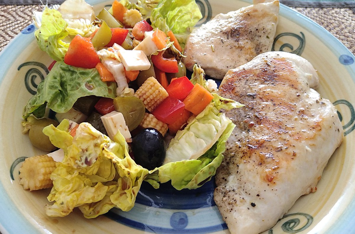 BakingCooking's tweet image. A healthy lunch this Friday 👩🏻‍🍳🥗🫒🌽🌶️🧀☘️ Grilled chicken breast with #delicious mixed salad with balsamic vinegar and olive oil #homecooking #salad #Cooking #HealthyFood #HealthyLiving #HappyFriday #SpringIsHere