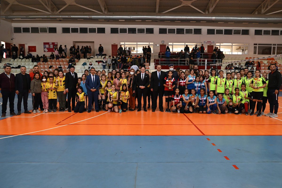 Milli Eğitim Müdürlüğü ile Gençlik Hizmetleri ve Spor Müdürlüğü tarafından düzenlenen, “Küçük Kızlar Voleybol Turnuvası’ final maçına, Belediye Meclis Üyemiz Gülsüm Cengiz ile birlikte katıldık.
Dereceye giren sporcularımıza madalya ve kupalarını takdim ettik.
#tebriklerkızlar