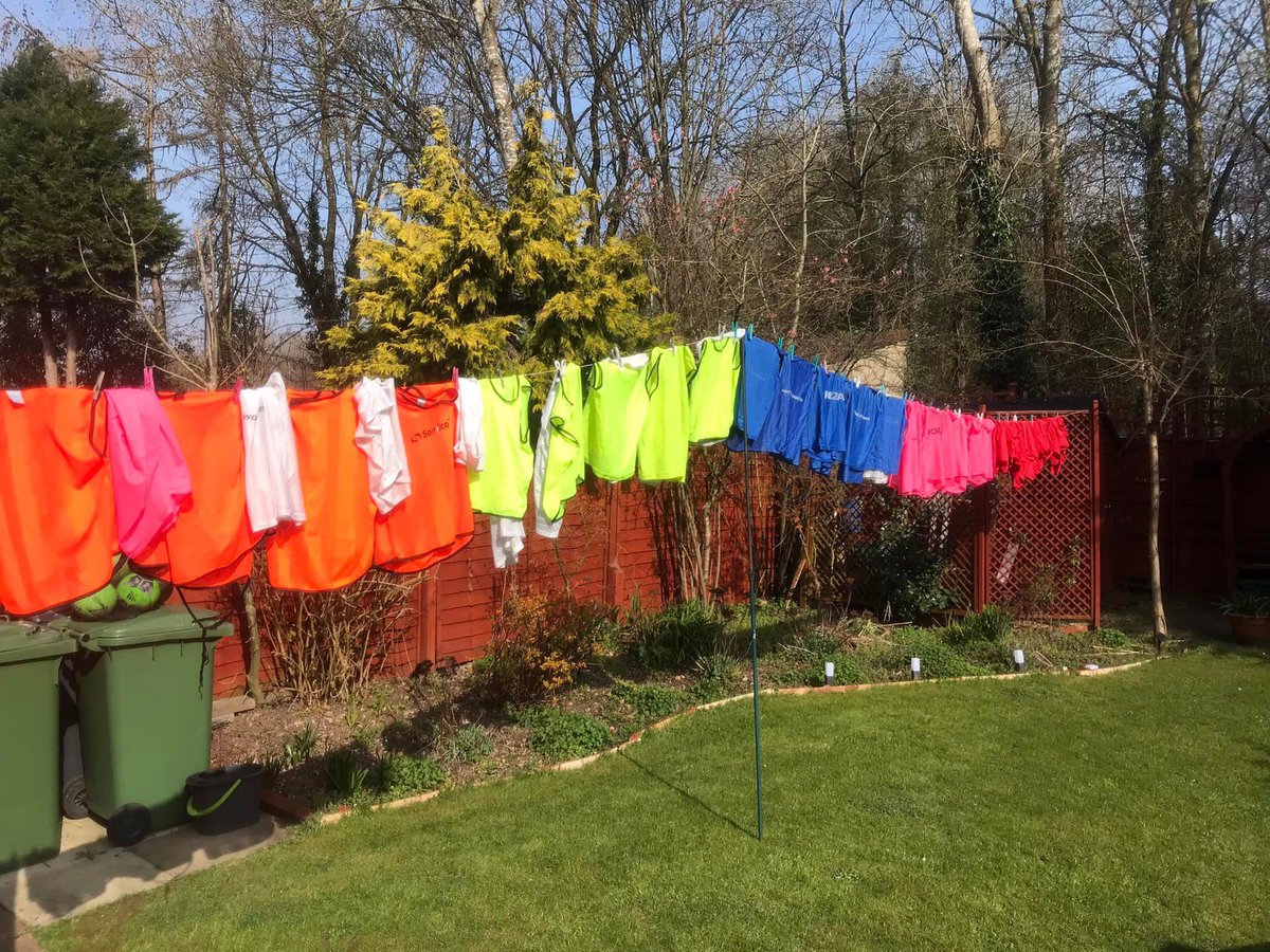 Teamgrassroots_'s tweet image. Lovely to see the sun out shining so all those bibs can dry on the line . 
#springhasarrived