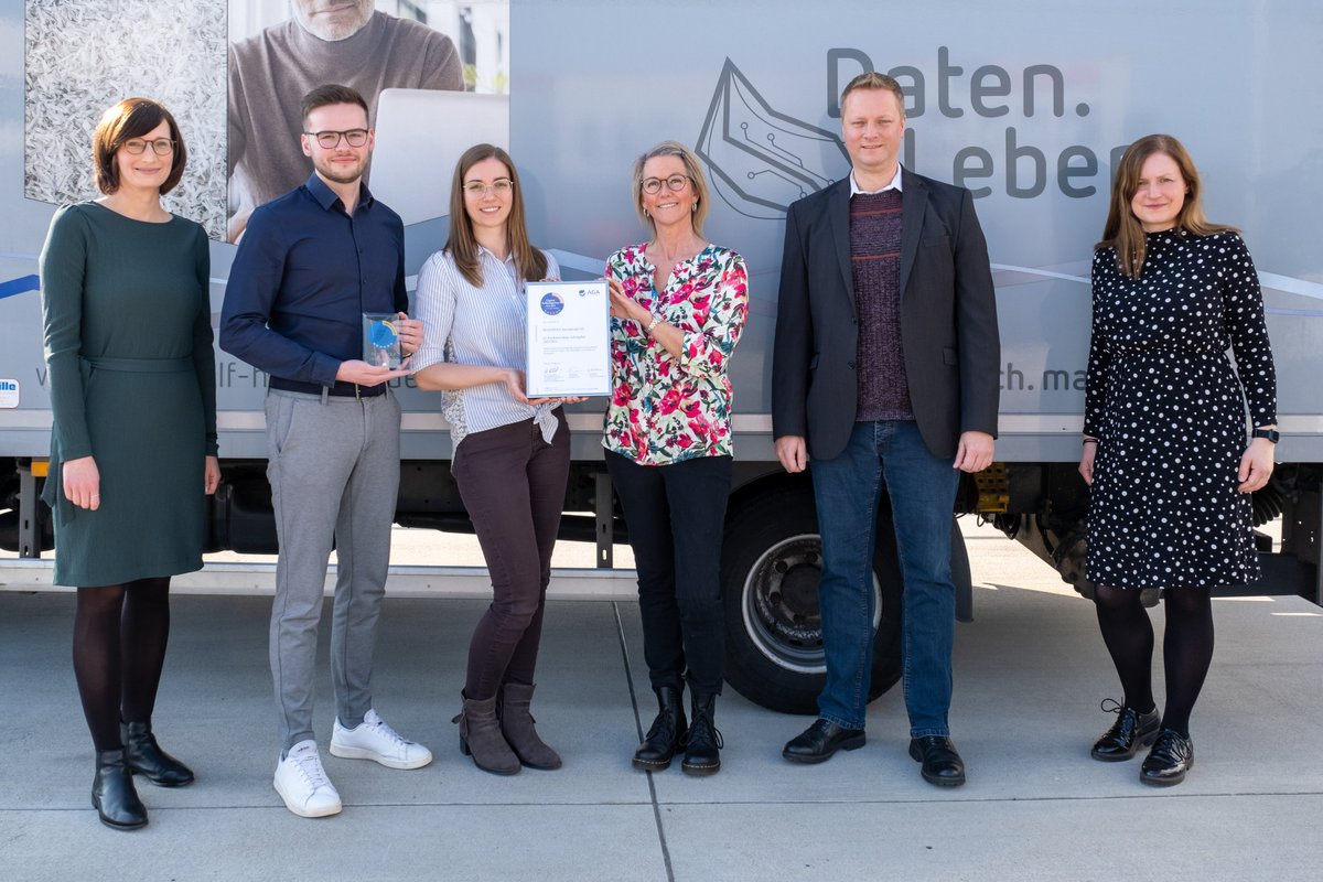 aga_verband's tweet photo. Wir gratulieren #REISSWOLF: Zum ersten Mal haben die Experten für #Datenschutz & Datensicherheit das Siegel Anerkannt Guter Arbeitgeber erhalten 👏 Wir waren in dieser Woche in Glinde, um die Ergebnisse vorzustellen und die Urkunde zu überreichen: https://t.co/0ZFCy17M3m https://t.co/jBoGHCpMeO