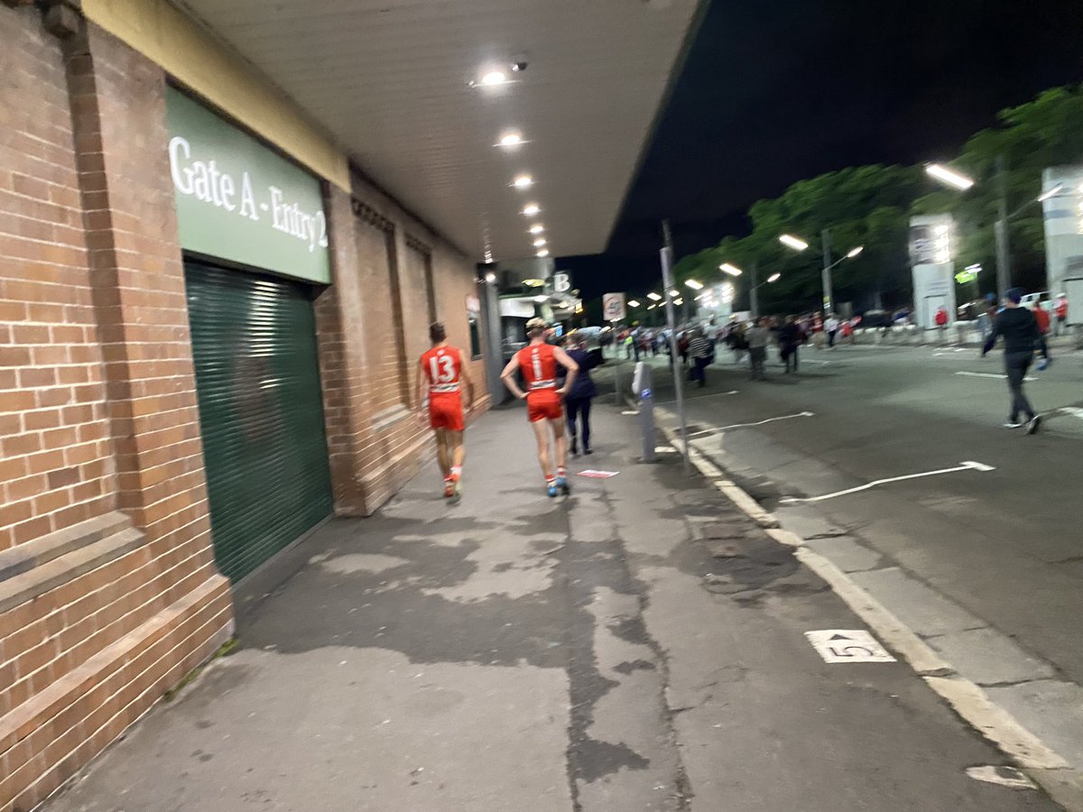 michaelweeding's tweet photo. How Chad Warner made it back to the rooms after kicking the ball to Buddy  #AFLSwansCats https://t.co/VtB25wdEKF