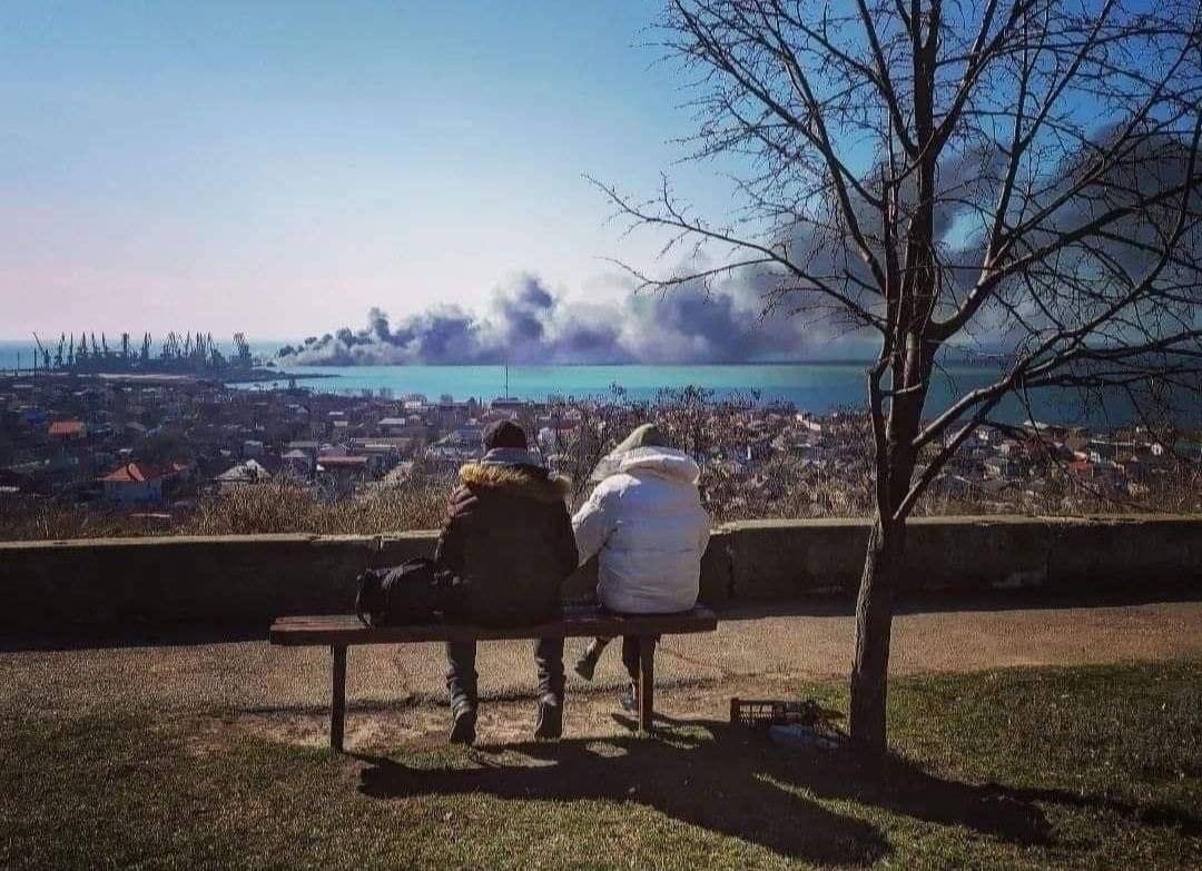 Love is watching together a Russian warship burning.
Source spokesman of the Odesa Military Administration.
#StandWithUkraine