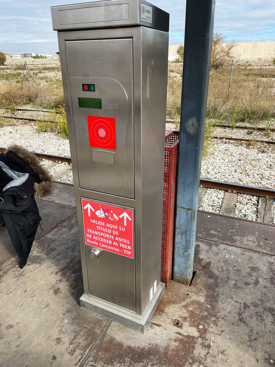 RafusN's tweet photo. @CercaniasMadrid Hola de nuevo.
Por favor, indicadme exactamente dónde está el lector QR porque no soy capaz de encontrarlo.
Muchas gracias! https://t.co/SBKmg8IpZ7