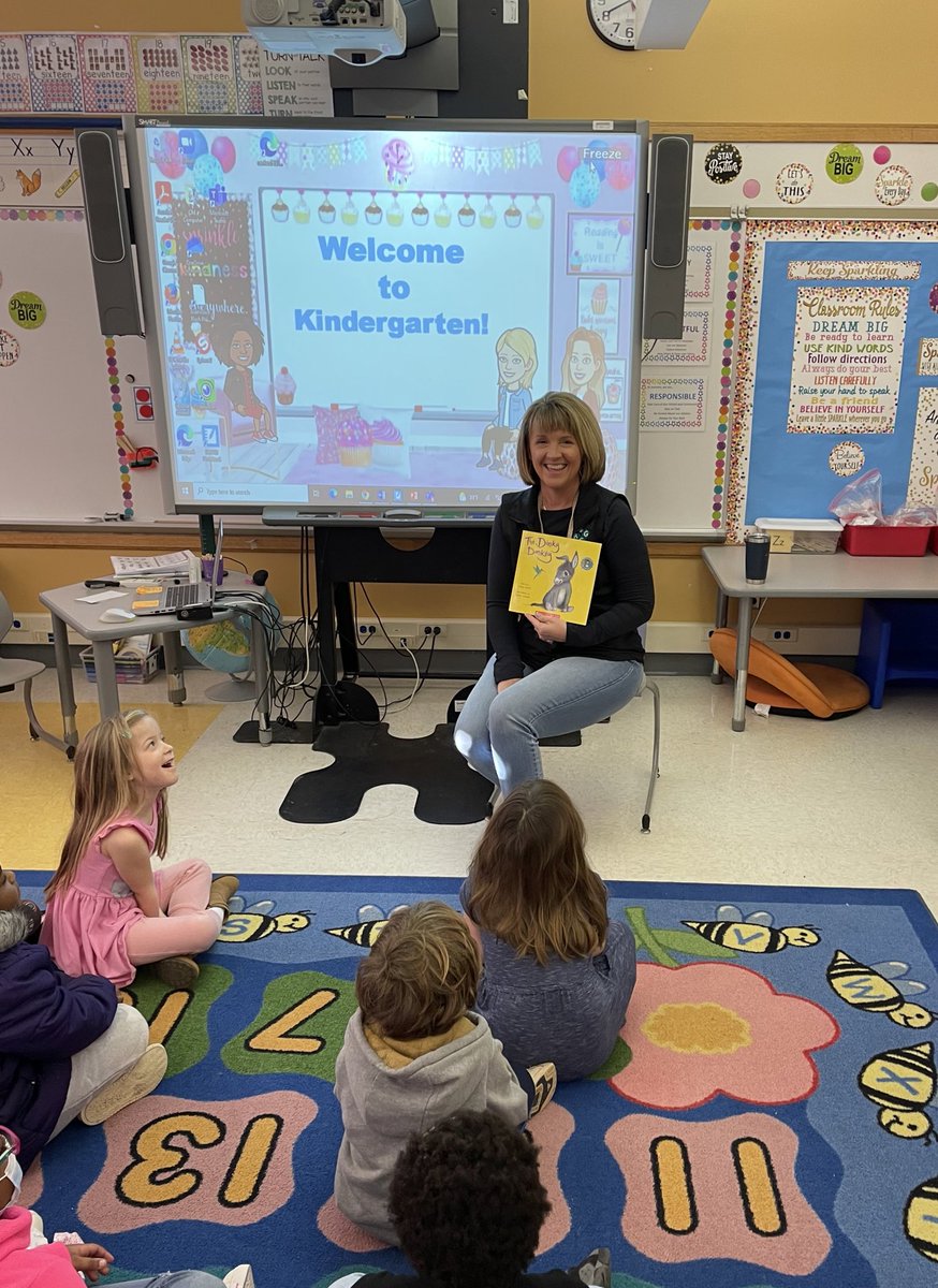 What a treat having <a href="/MrsChristieSL/">Mrs. Christie</a> as our Mystery Reader this morning!📚❤️<a href="/mrsmichelSL/">Camille Michel</a> <a href="/syracuselatin/">Syracuse Latin</a> <a href="/SyracuseSchools/">Syracuse City School</a>