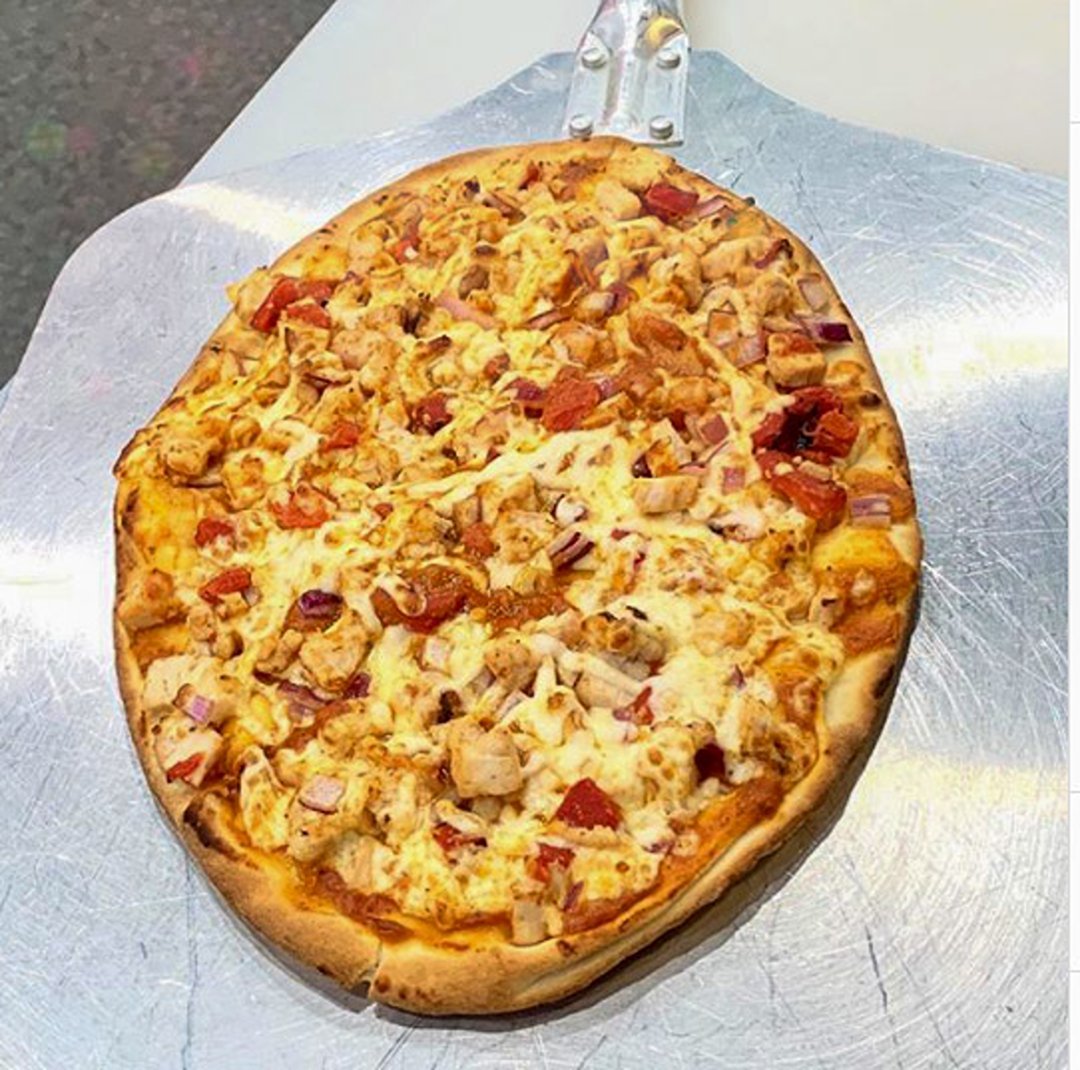eatkonz's tweet photo. Butter chicken  Flatbread?? You bet! Just one of our amazing flavours! Always available in cone, flatbread or pressed pizza!
.
.
#butterchicken #pizza #konzpizza #pizzacanada #za #flatbread  #pizzaparty https://t.co/U8nelOfSE8