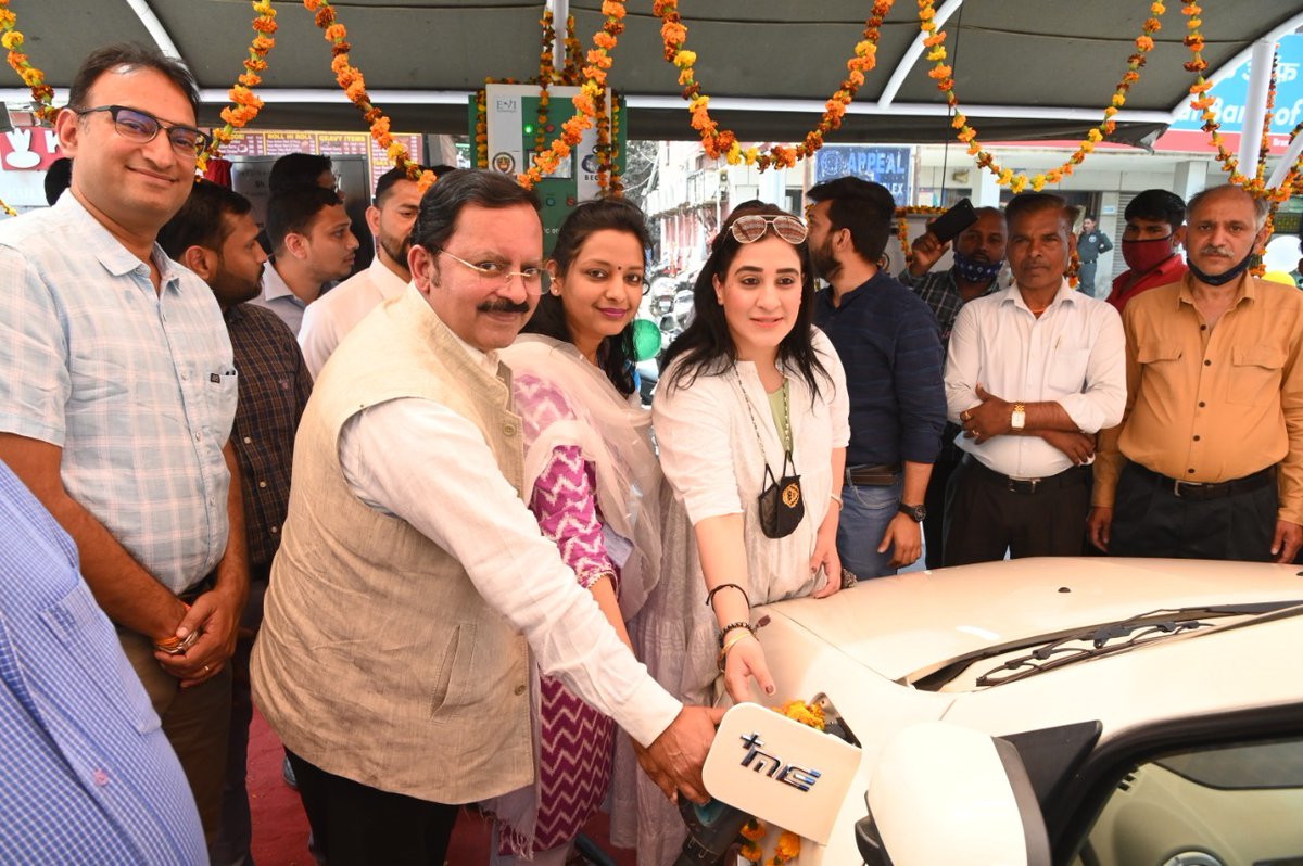 BECIL_India's tweet photo. A step forward to green mobility in Delhi-CMD BECIL Mr. George Kuruvilla, Dy. Commissioner Ms. Vidhu Agarawal &amp; Ms. Radhika Abrol inaugurated BECIL’s electric vehicle charging station for 2 and 4 wheelers at Green Park &amp; Safdarjung in South Delhi Municipal Corporation area. https://t.co/j4gZvphRLU