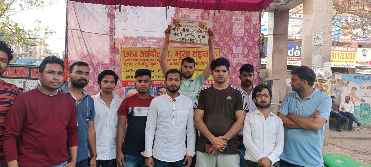 ycs_chief's tweet photo. आज मुखर्जी नगर में upsc,ssc,army, Railway etc छात्रों द्वारा  की जा रही भूखड़ताल को समर्थन देने पहुंचा!
@MandalArmyChief
@MandalArmy_
@Profdilipmandal
@manojkjhadu
@MandalArmyDelhi
@raghav_chadha
@DrLaxman_Yadav
@SanjayAzadSln
#मुखर्जीनगर 
#SSCGD_युवा_मांगे_नियुक्ति https://t.co/o7lzHf0xp2