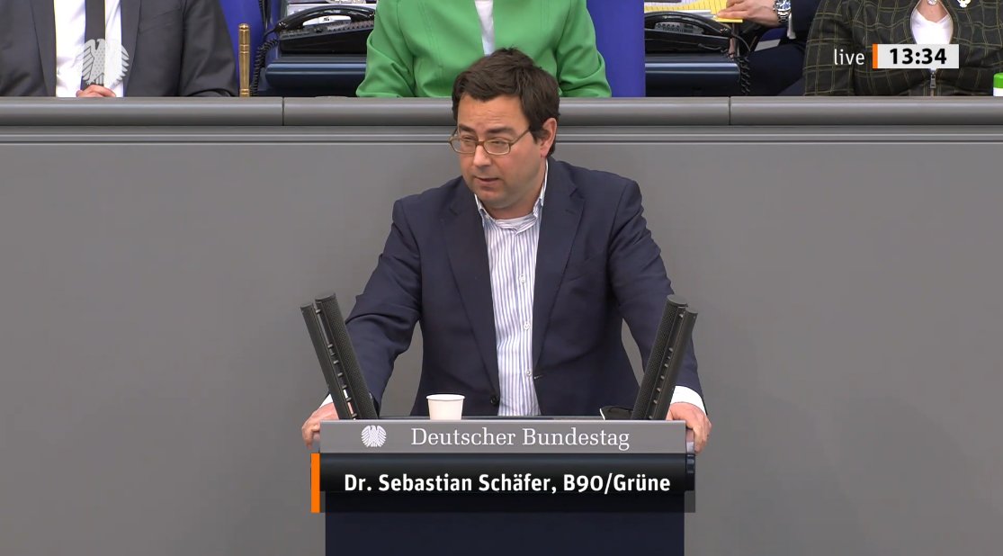 Der Grüne Bundestagsabgeordnete Sebastian Schäfer steht am Redepult des Deutschen Bundestages.