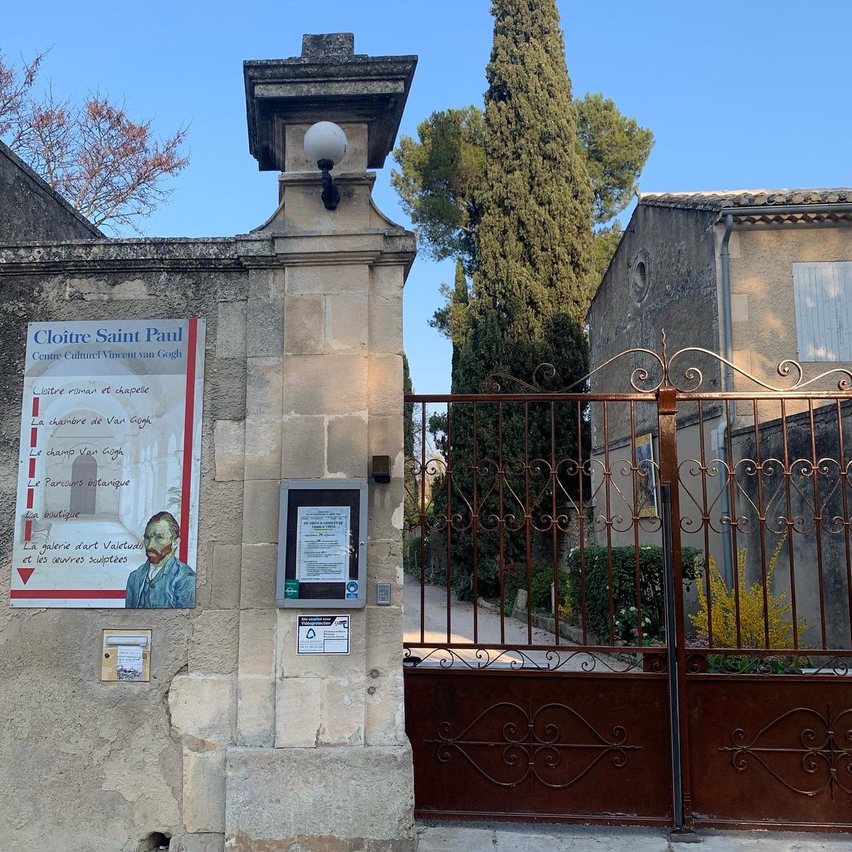 crazyboy_91's tweet photo. #프랑스 #france #3
#생레미드프로방스 #saintremydeprovence 
#빈센트반고흐 #vincentvangogh 
#생폴드모졸정신병원 #saintpauldemausole 
#레보드프로방스 #lesbauxdeprovence 
반고흐가 #별이빛나는밤 을 그린 곳인 생폴드모졸 정신병원이 내가 간 날 문을 닫아서 아쉽다 ㅠ https://t.co/gl7AO0t1Lg