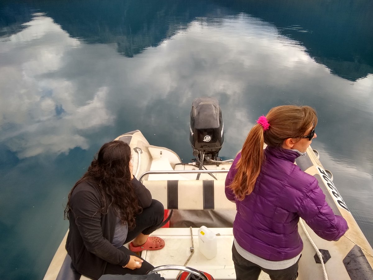 Limn0Lab's tweet photo. Muestreo durante el verano tardio 😅 el lago Mascardi, con nuestra conductora nautica @MarceBast, con Cecilia Laspoumaderes y con @Periphytonico https://t.co/PqfbnByX4u