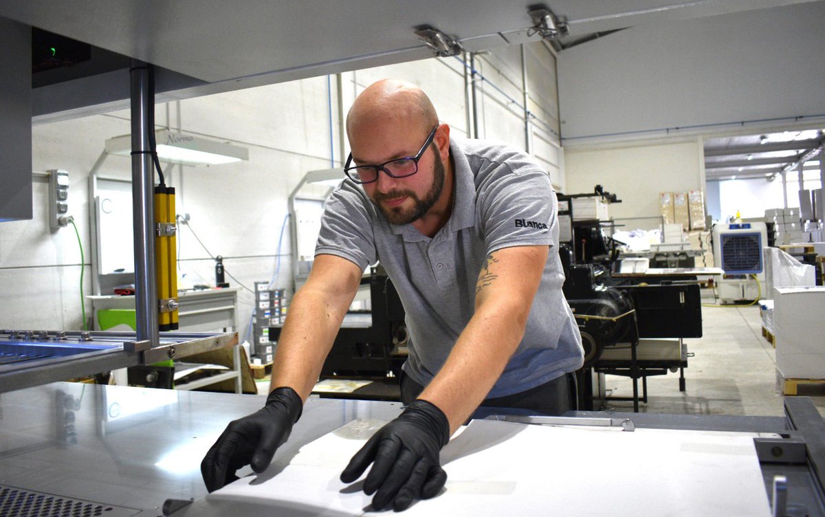 Esta semana continuamos presentando a nuestro equipo humano. José Manuel Torralba, atesora una amplia experiencia en el sector de las artes gráficas, y es todo un especialista en el departamento de encuadernación, donde desarrolla tareas de troquelado, laminado y encuadernación.