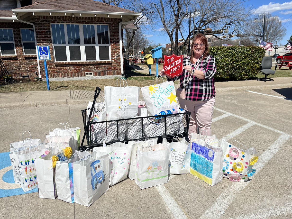 DanaeBoyd's tweet photo. So proud of my @CollegeBoard APHuG learners that completed their first service learning module on food insecurity for AP with WE Service endorsement. 45 Bountiful, beautiful bags for @salvationarmy mobile food bank Lewisville. #nthctribe @NewTechCoppell https://t.co/L7YzCA4qCv