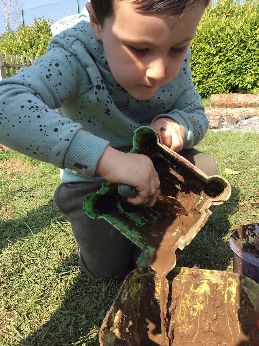TJPrimary's tweet photo. A gorgeous sunny morning at Forest School making our own wormeries and enjoying the mud! #TJReception #TJForestSchool #TJOutdoorlearning https://t.co/DWhkleEHXf