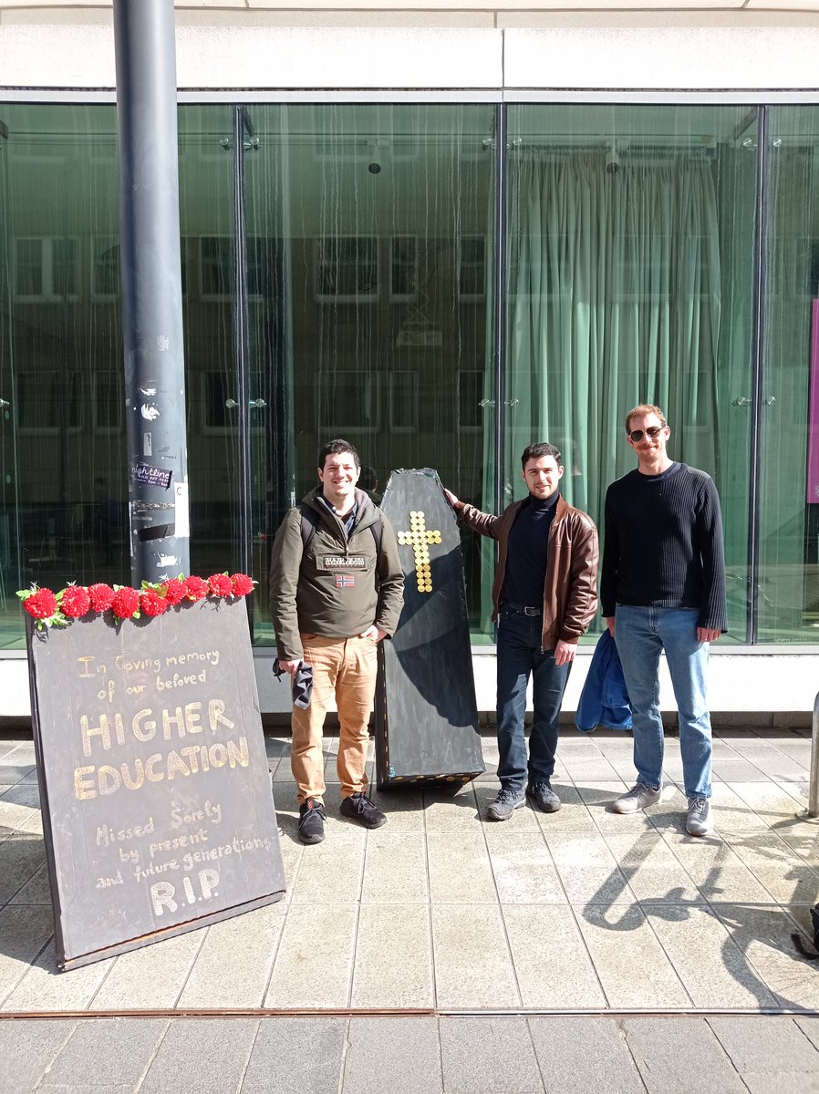 Marta_BerVal's tweet photo. Students are sharing their highest hopes for a Higher Education Resurrection. See you at 3pm! #FourFights #FourCoffins #OneOfUsAllOfUs #OneOfUsDiesAllOfUsDie #RIPHigherEducation https://t.co/2eZtLwUdKT