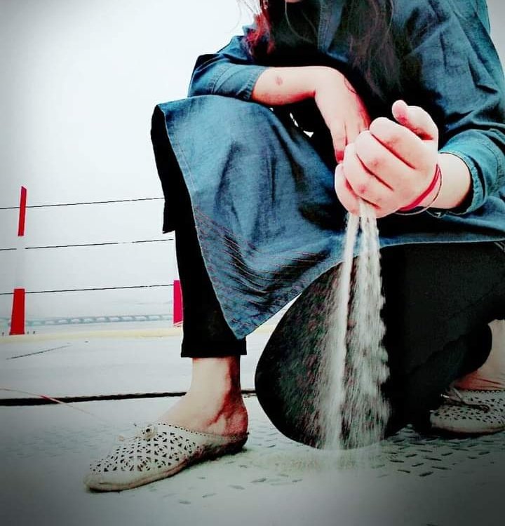 हाथों से #फिसलती गई,
 एक #पल भर भी न रुकी 
#महसूस अब जा के हुआ 
#रेत की तरह है #जिंदगी 💞 |