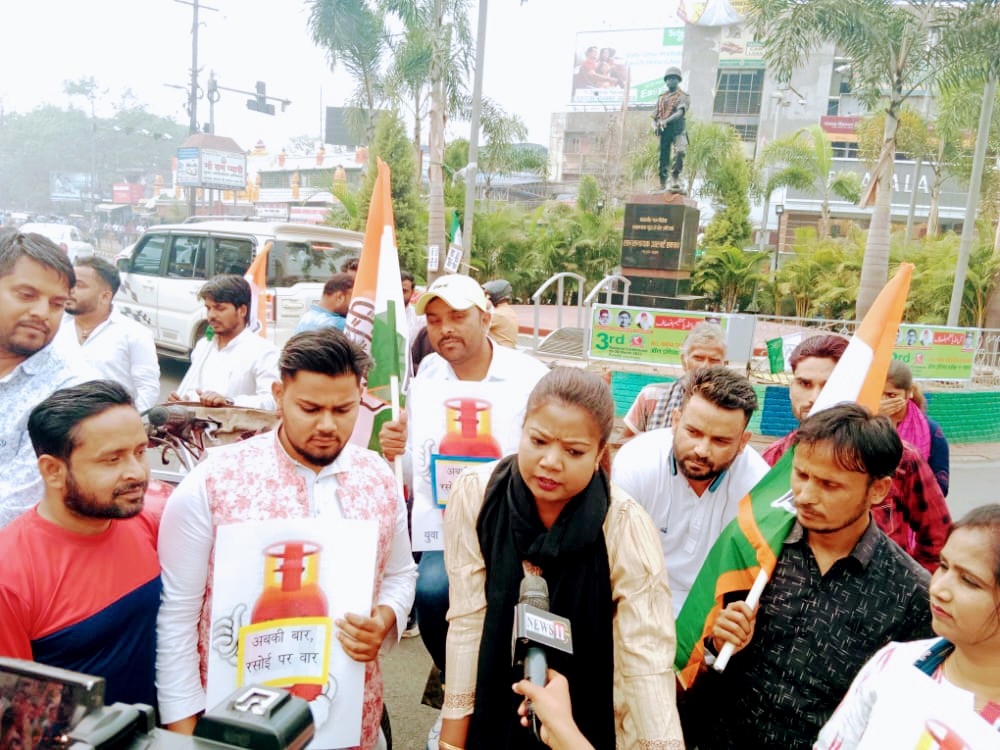 NishaGumla's tweet photo. राँची  फिरआया लाल चौक पर रांची महानगर अध्यक्ष जमील अख्तर के नेतृत्व में युवा कांग्रेस ने पेट्रोल डीजल एवं एलपीजी गैस के बढ़ते दामों के खिलाफ प्रधानमंत्री नरेंद्र मोदी जी का पुतला दहन किया l @Allavaru @srinivasiyc @AbhijitRajINC @mohdimraniyc @IYCJharkhand https://t.co/SbZDWlnUIa