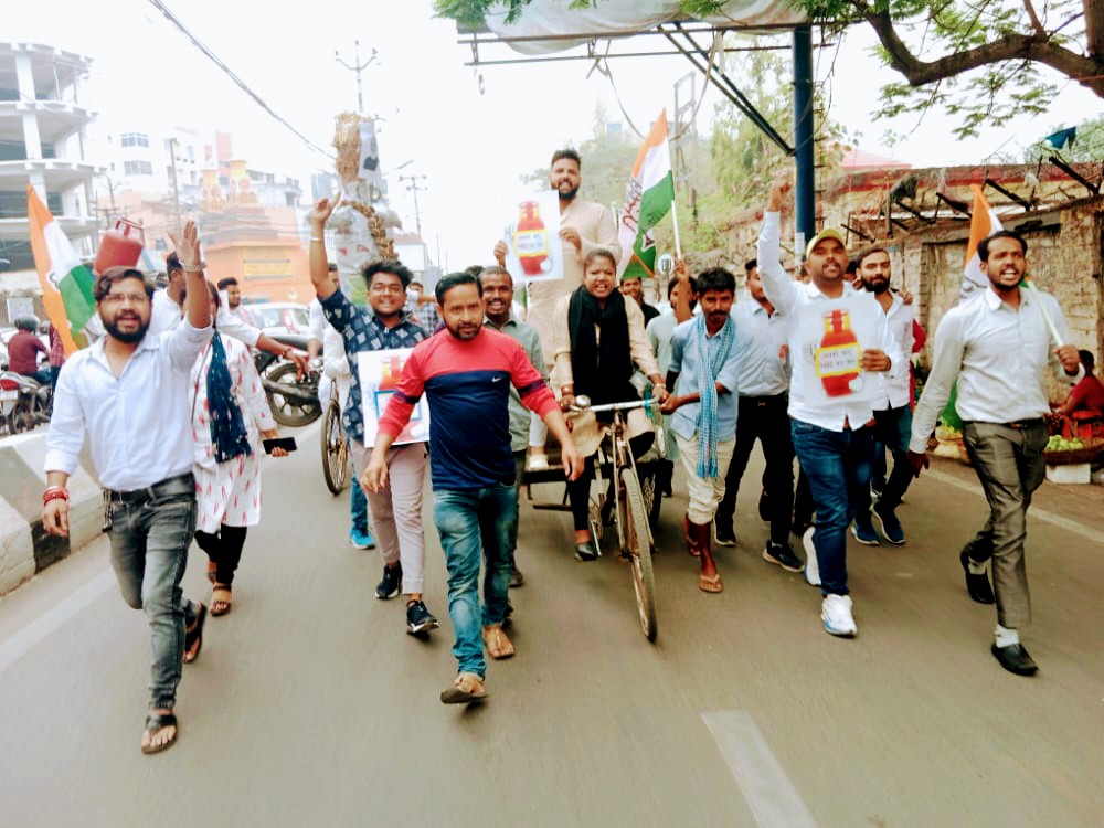 NishaGumla's tweet photo. राँची  फिरआया लाल चौक पर रांची महानगर अध्यक्ष जमील अख्तर के नेतृत्व में युवा कांग्रेस ने पेट्रोल डीजल एवं एलपीजी गैस के बढ़ते दामों के खिलाफ प्रधानमंत्री नरेंद्र मोदी जी का पुतला दहन किया l @Allavaru @srinivasiyc @AbhijitRajINC @mohdimraniyc @IYCJharkhand https://t.co/SbZDWlnUIa