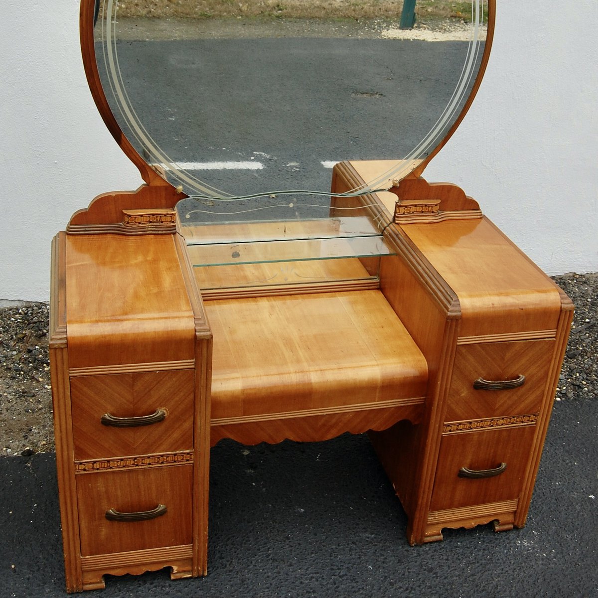 Just a glimpse!
Beautiful Art Deco Vanity.

#vanity #vintagevanity #artdeco #artdecovanity #vintagefurniture #sustainablefurniture #makeup #simonvintage #mirror