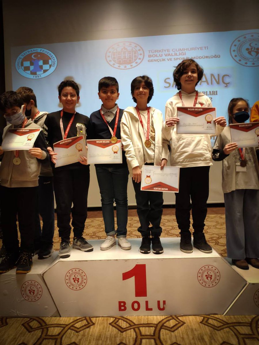 esenlerbelediye's tweet photo. Anne Çocuk Kampüsü'müzde 6 yıldır satranç eğitimi alan öğrencilerimiz, Okul Sporları turnuvasında okullarını temsilen yarışıp "Okul Sporları Satranç Turnuvası"  Yıldızlar kategorisinde Bolu Bölge https://t.co/ckpymMwCnP olarak Türkiye Şampiyonası'na katılmaya hak kazandılar. 🏆 https://t.co/rRNV0zZ06I