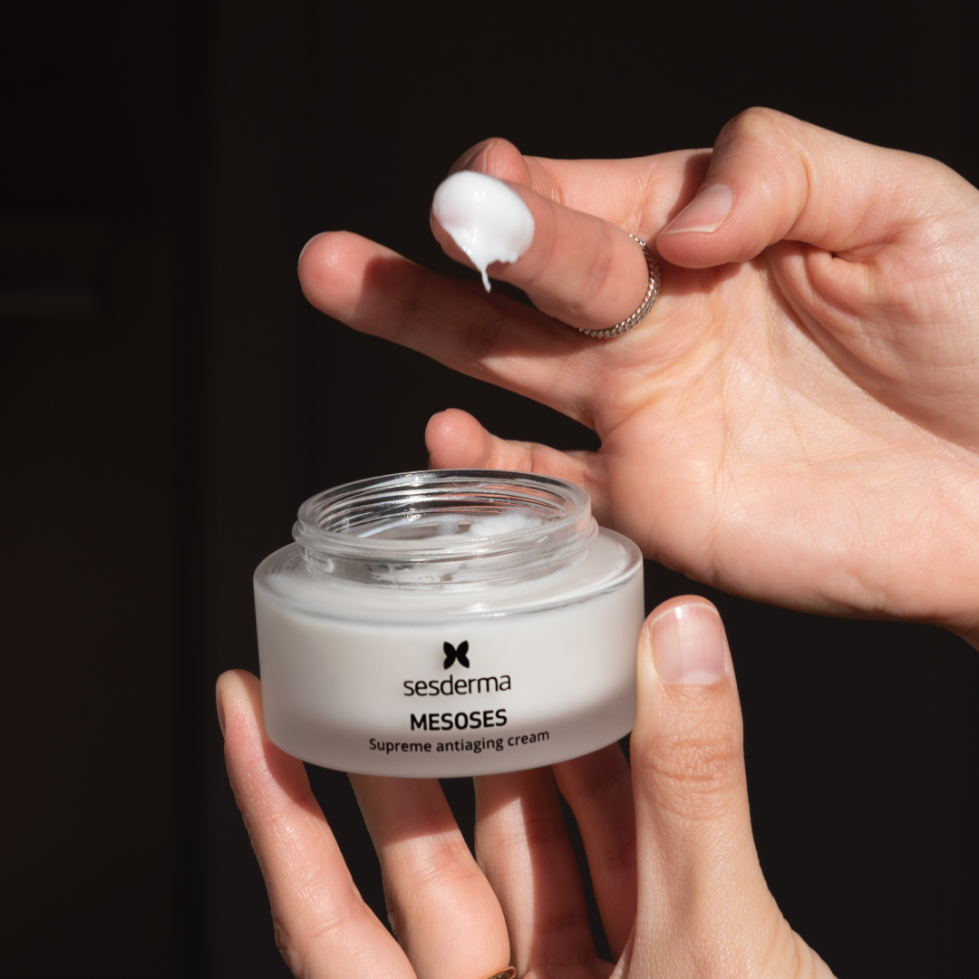 SesdermaCol's tweet photo. Desde su envolvente textura hasta su potente fórmula ¡te va a encantar todo de #MESOSES crema! 💯
Con activos que previenen y actúan sobre los signos o manifestaciones del envejecimiento cutáneo. Rellena las arrugas y consigue que tu piel luzca más luminosa y con un efecto tensor https://t.co/5qdvqUQeAa