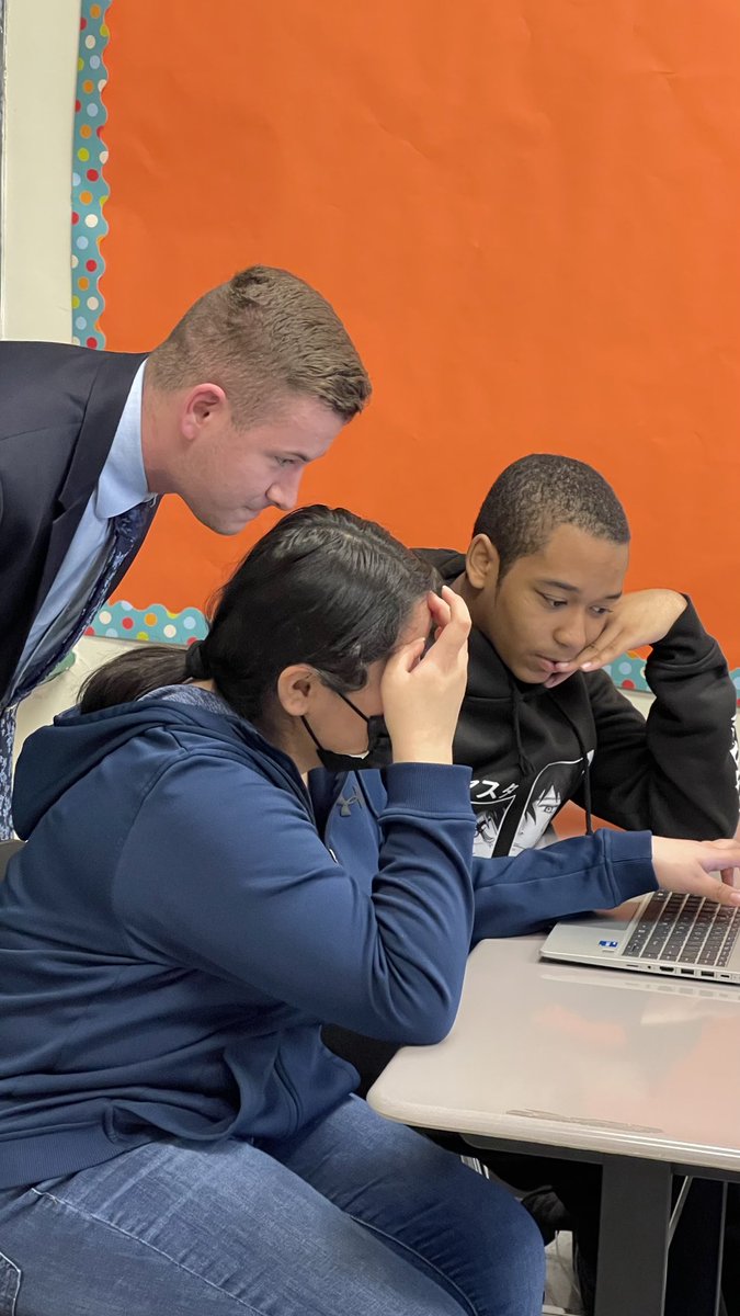RcollinsJudon's tweet photo. Examine the graph discussing resources and why curve flatten - what could we run out of in the  right track ⁦@GortonHS⁩ ⁦@nearpod⁩ ⁦@SuptQuezada⁩ ⁦@DawnBartz2⁩ ⁦@YonkersSchools⁩ https://t.co/nmNpQTFXbi