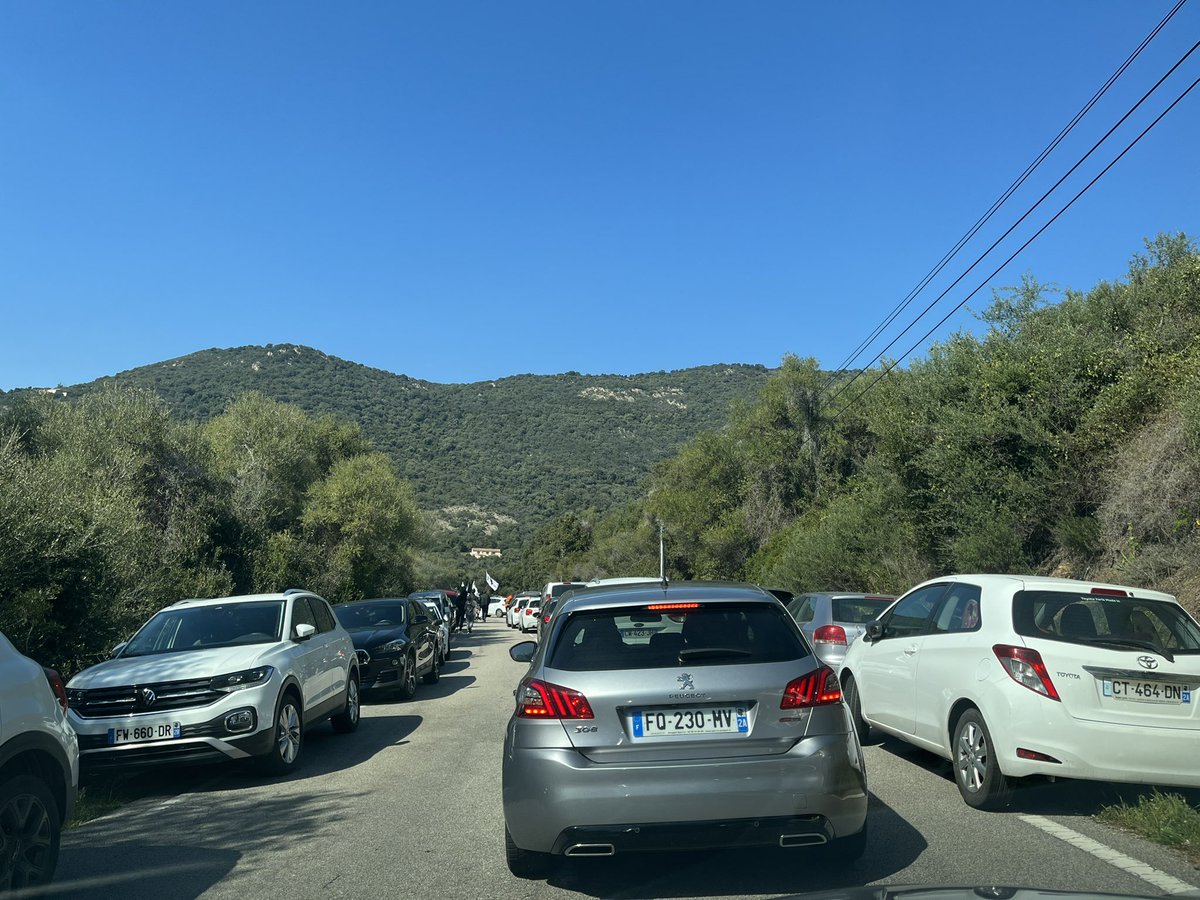 MatiasArraez's tweet photo. Plus de trois kilomètres avant l’arrivée au village de Cargèse, des centaines de véhicules sont garés sur les deux côtés de la route. @BFMTV https://t.co/iRchHGXMOZ