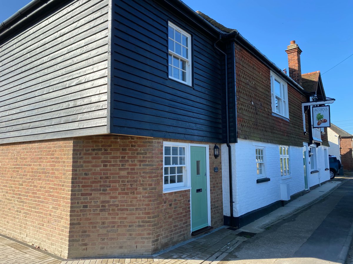 BlinkArch's tweet photo. Work is finally complete and happy new owners are moving in at this development in Woodnesborough. The existing pub has been converted to 4 flats and 2 new houses added to the former car park. https://t.co/gywDw3Xosa