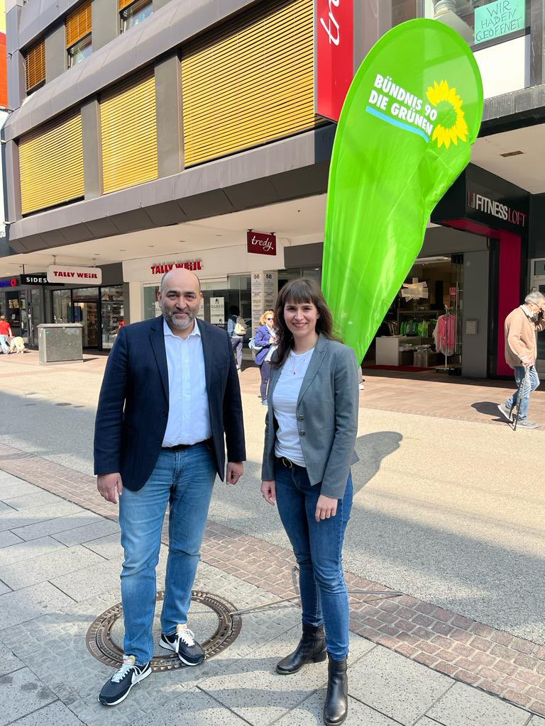 _lisabecker_'s tweet photo. Danke lieber Omid @nouripour für deinen Besuch zum Wahlkampfschlussspurt in Saarbruecken! Du hast uns nochmal gezeigt wie geschlossen wir in diese #Landtagswahl gehen. 💪💪🌻🌻

#nurmitgruen

#LTWSaar #Saarland #ltw22 https://t.co/My5tWMvRJW