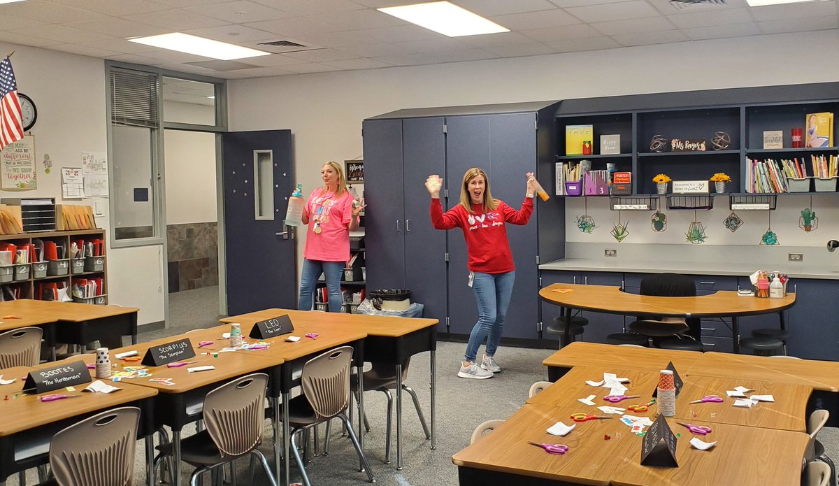 aewolfe1's tweet photo. A great #curriculumnight last night! The students loved making #Constellation cups. 🌟🌟Thanks for helping us keep things moving @CHarveyKDE! Big thank you to @kabzg_katyisd for loaning her space items. We found the #light you use is very important.  #sciencerocks #kdedragons https://t.co/NXxWQIqR9l