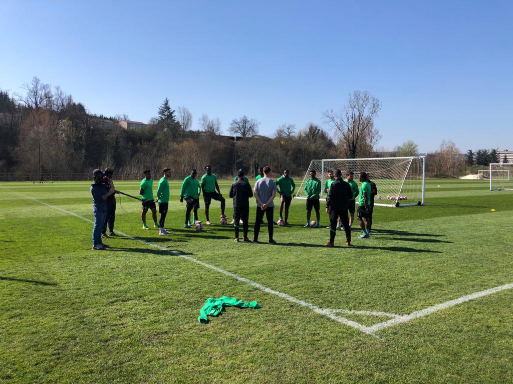 VESTcoaching's tweet photo. Après les U16 de l’@OL, c’est au tour de l’équipe réserve de l’@ASSEofficiel dirigée par @coach_razz de tester les fameux chasubles bicolores @skillshirtz ! https://t.co/19eSrhTrrE