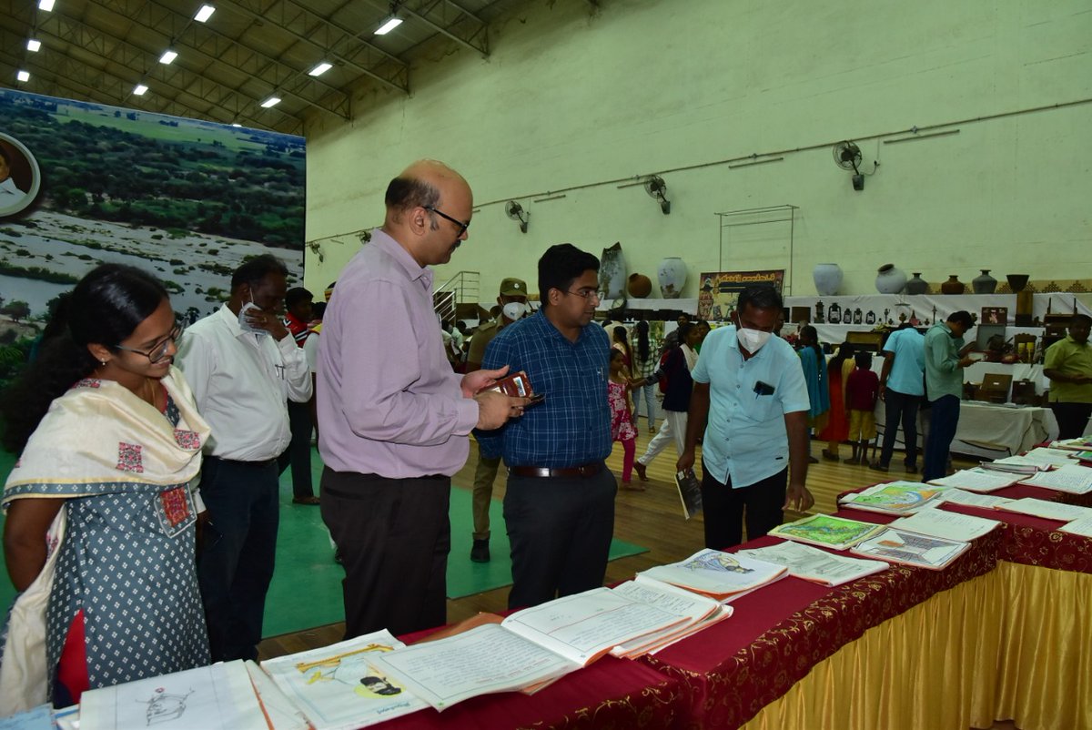 Alarmelmangai's tweet photo. It was a great opportunity and pleasure to speak at Porunai Nellai Book fair. Happy to see huge crowd of families and students visiting and buying books. Thank you @Collectortnv sir @nellaibookfair https://t.co/TcgLXsmh1y