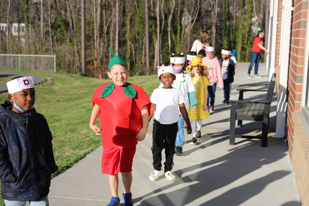 ROSAMrsEller's tweet photo. Kindergarten students dressed up as their favorite Letterland character today and had a parade! #EngageCreateSOAR @ROSArockets @CabCoSchools @letterland https://t.co/rQqpTxtNV0