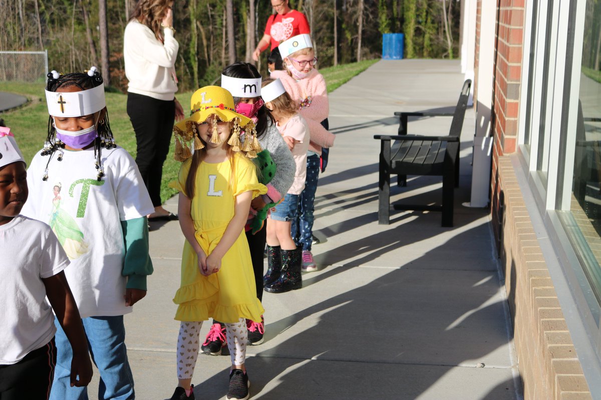ROSAMrsEller's tweet photo. Kindergarten students dressed up as their favorite Letterland character today and had a parade! #EngageCreateSOAR @ROSArockets @CabCoSchools @letterland https://t.co/rQqpTxtNV0