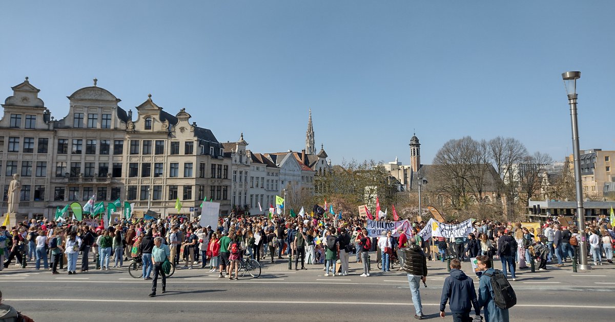 Youth protesters are taking part in the 2022 #GlobalClimateStrike in more than 600 locations. This one is from Brussels. So much in love with this generation! 
#FridaysForFuture 
#PeopleNotProfit ✊