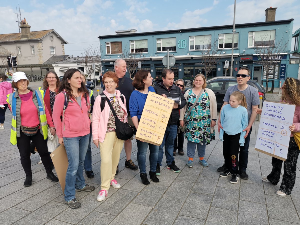 boles400's tweet photo. #ClimateCrisis #climate4future #fridayforfuture #socialdemocrats
Greystones represent.
Where are the people that want to be here. 
Teacher, leave those kids alone.
Let them out of school for this. https://t.co/0keIRJj21M