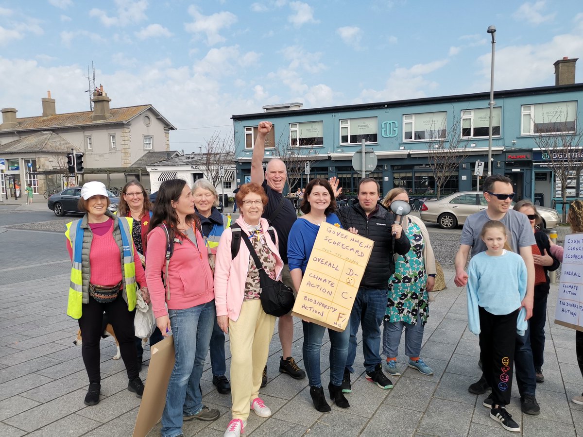 boles400's tweet photo. #ClimateCrisis #climate4future #fridayforfuture #socialdemocrats
Greystones represent.
Where are the people that want to be here. 
Teacher, leave those kids alone.
Let them out of school for this. https://t.co/0keIRJj21M