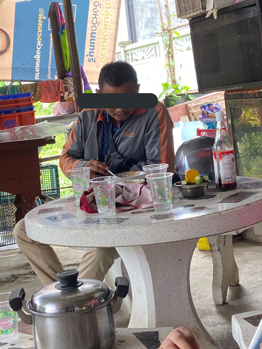 เคอรี่มาส่งของที่บ้ายตอนกินข้าวอยู่ ตามภาษาคนไทยอะเนอะ ก็ชวน พี่กินข้าวมั้ย สรุปเขากินว่ะ55555555555555