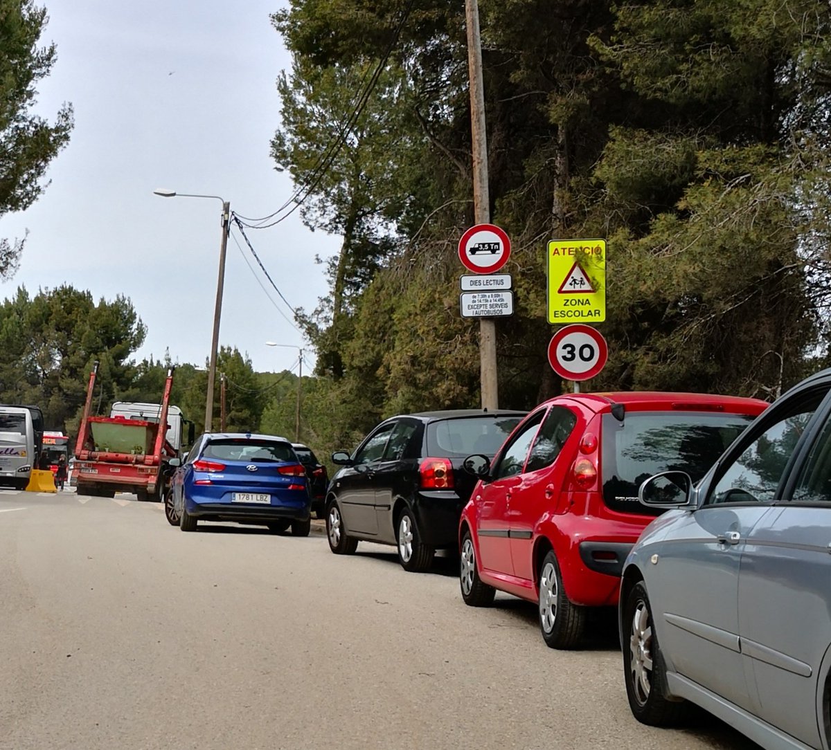 Cami_Ullastrell's tweet photo. Són les 14:20. Pas de camions prohibit com podeu llegir al senyal de la dreta. L'empresa que gestiona Can Canyadell, però, continua sense respectar la prohibició. Passen camions d'anada i de tornada. Algun control @AjRubi? Sancions? #rubicity https://t.co/uDyZtYFQbK