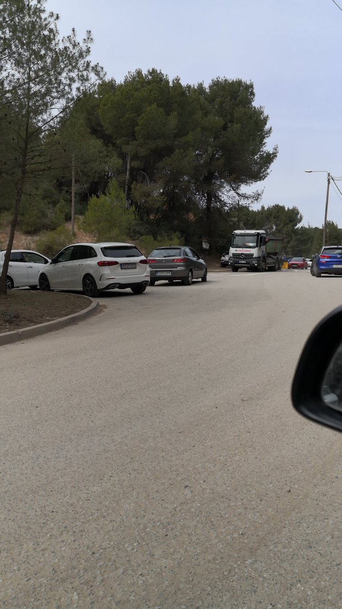 Cami_Ullastrell's tweet photo. Són les 14:20. Pas de camions prohibit com podeu llegir al senyal de la dreta. L'empresa que gestiona Can Canyadell, però, continua sense respectar la prohibició. Passen camions d'anada i de tornada. Algun control @AjRubi? Sancions? #rubicity https://t.co/uDyZtYFQbK